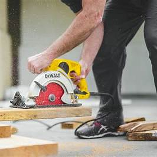 Handwerker bei Holzarbeiten