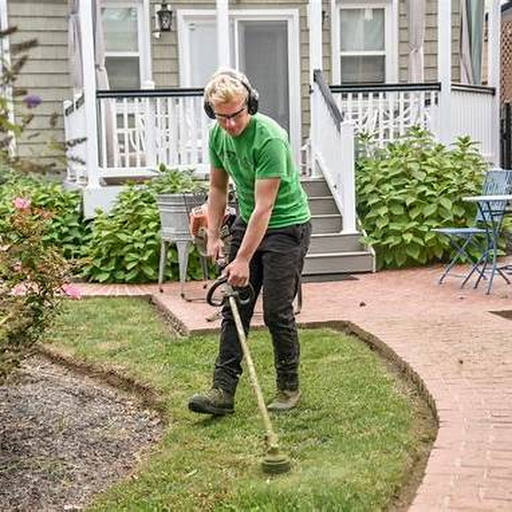 Garten- und Landschaftsbauer bei der Arbeit