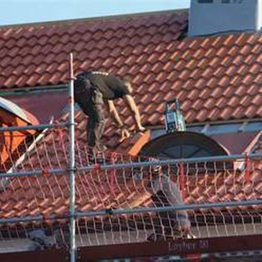 Dachdecker bei der Arbeit